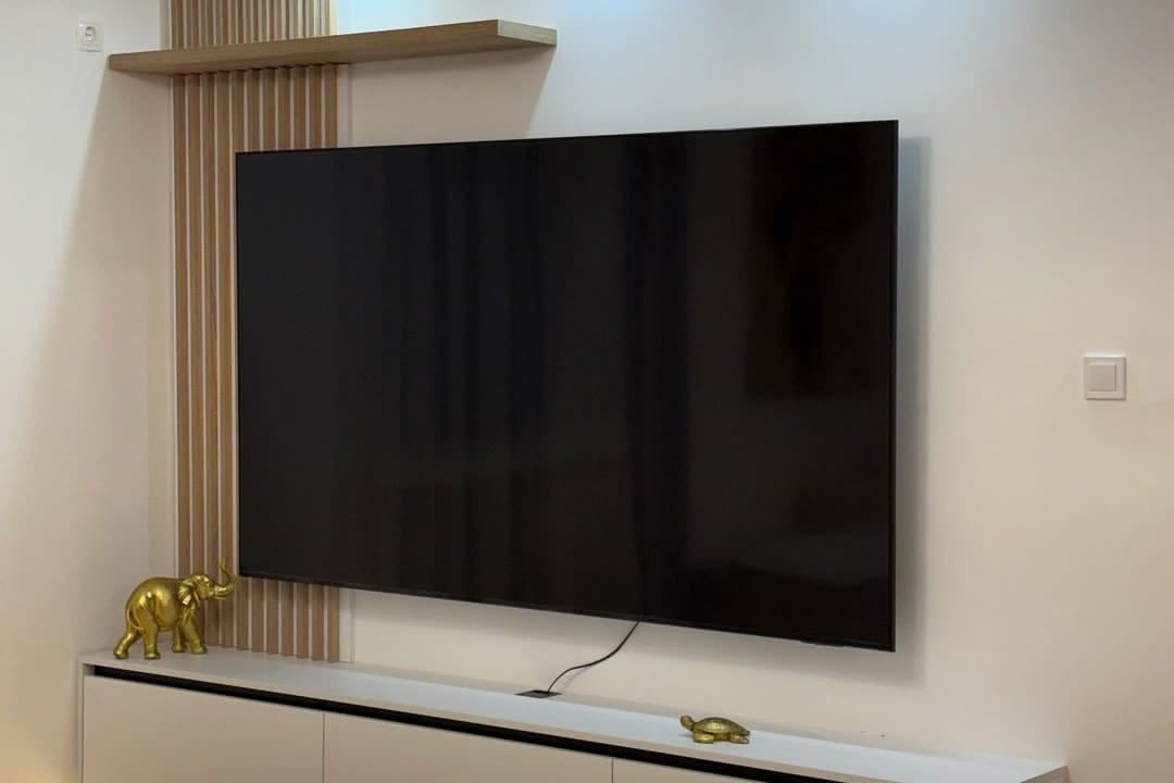 Panel de TV en roble claro — después